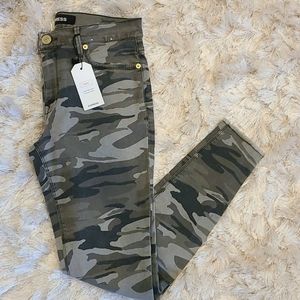 Express CAMO pants NWT SIZE 6R.